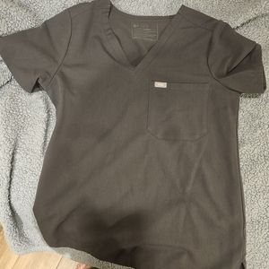 Figs, small charcoal scrub top